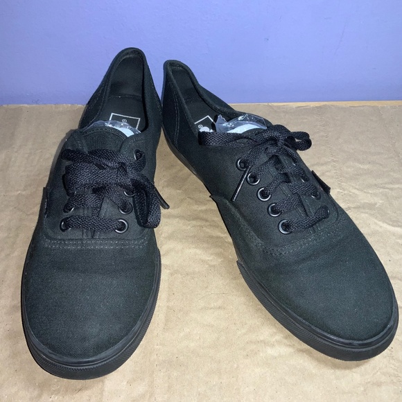 VANS Authentic Skate Shoes Triple Black Low top Sneaker Sz 8 womens 6.5 men’s - Picture 1 of 4